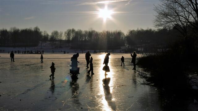 Heimkehrende Eiswanderer auf dem Breitenauer-See, am 28.Jan.2017