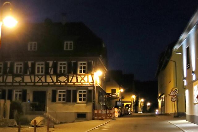 Abendliche Dorfstraße in Obers. Affaltrach, mit Ev.Pfarrhaus und Kirchbrunnen. (Links.)