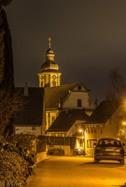Die Erlenbacher Martinuskirche bei Nacht