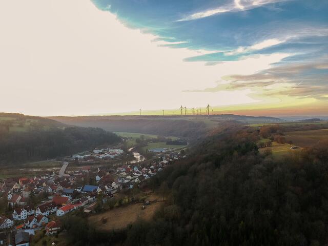 Luftaufnahme über Sindringen mit Blick auf den Windkraftpark Harthäuser Wald