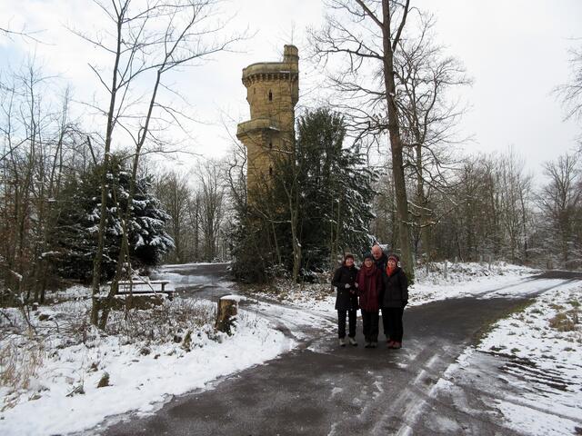 Aufstieg geschafft, kleine Pause vor den Übungen im Schatten des Schweinsbergturms