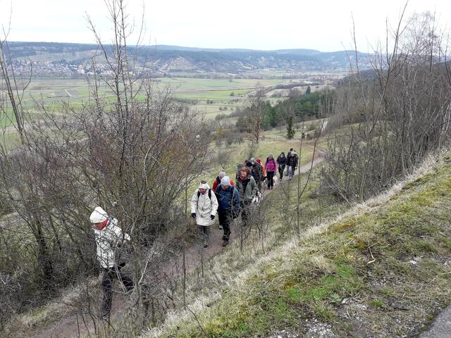 Anstieg zur Kapelle mit Aussicht ins Ammertal.