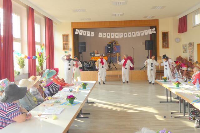 Schneefrauen von der Nachbarschaftshilfe bei der Seniorenkreis-Fastnacht in Untereisesheim