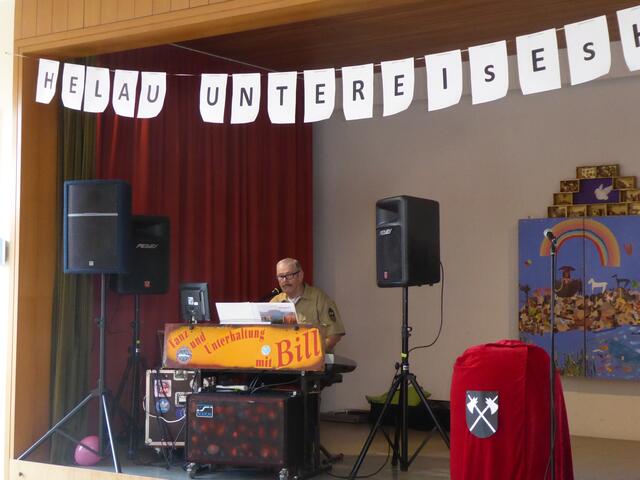 Alleinunterhalter Bill alias Dieter Seeger an seinem Keyboard bei der Seniorenkreis-Fastnacht in Untereisesheim