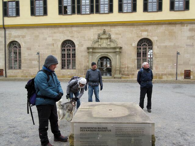 ... und waren im Schlosshof noch mehr erstaunt. Wo ist die Statue?
