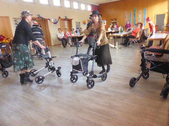 Rollatorentanz bei der Seniorenkreis-Fastnacht in Untereisesheim