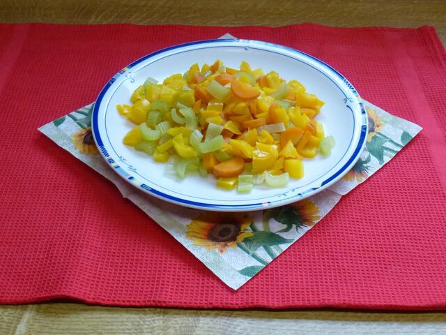 gelber Paprika, Karotten, Zwiebeln, Bleichsellerie | Foto: Angelika Di Girolamo