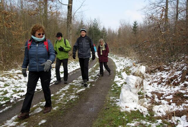 Trotz sportlichem Schritt ist Zeit Dinge am Wegrand zu bewundern. Der Schneemann hat aber schon etwas unter der Sonne gelitten.