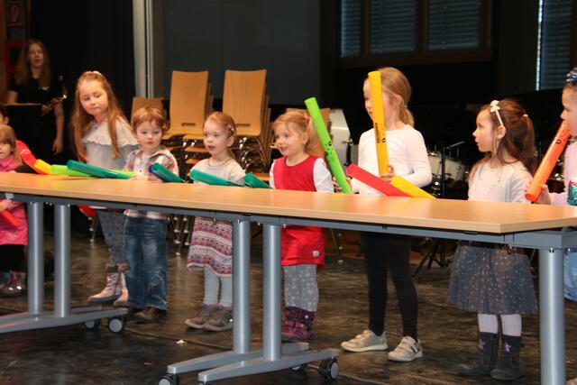 Die musikalische Früherziehung spielte Bruder Jakob auf sogenannten Boomwhackers.