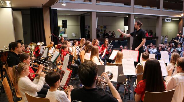 Die beiden Schülerorchester mit Dirigent Max Blankenhorn
