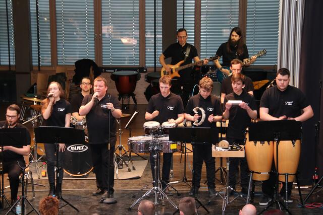 Die Cover-Bigband "Carlos & The Gang" sorgte für rockige Stimmung in der Aula.
