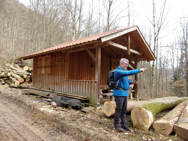 Mit dem Blick hinüber zur Burgruine Reußenstein erzählt Michael Hauffs Sage vom Riesen Heim.
