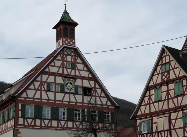 Die Rathausuhr in Neidlingen erinnert die Heilbronner Wanderer an ihr Rathaus, obwohl es in Neidlingen Hirsche und in Heilbronn Widder sind...