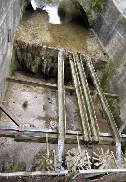 Hier sieht man, wie das Wasser die Mühlen antreibt.