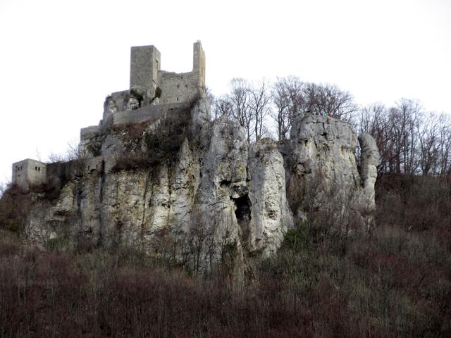 Die Ruine Reußenstein. Der Weg unterhalb ist gesperrt, da Gefahr besteht, dass nach dem Frost nun Felsen abbrechen.