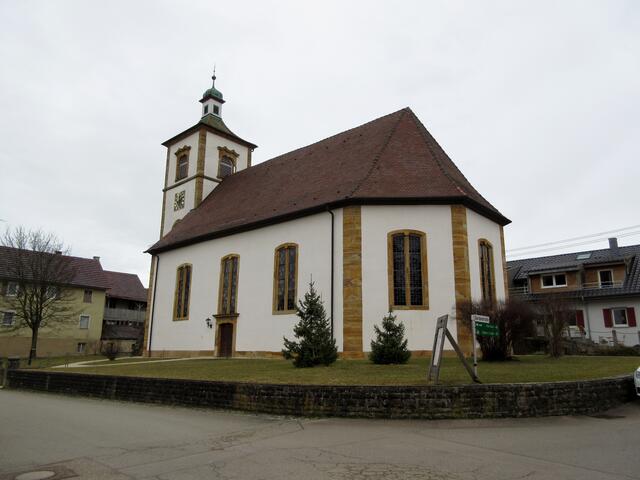 Die evangelische Kirche war ein Teil des abgerissenen Wasserschlosses und wurde im Jahr 1746 erbaut.