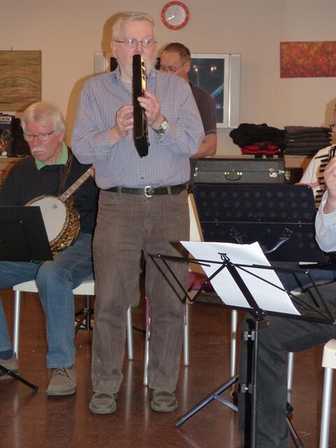 Hermann Wagner an der Melodica war die Überraschung beim 27.Dixielandkonzert im Mehrgenerationenhaus.