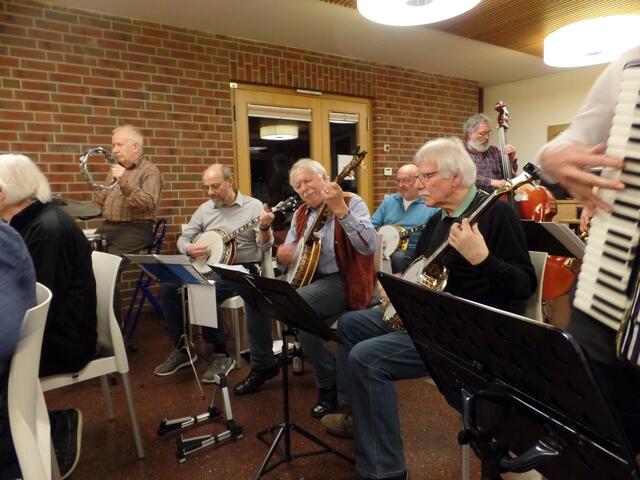 Die Stäffeles Banjorutscher aus Stuttgart waren mit 4 Banjos beim Dixiekonzert vertreten (Rudi Trinkaus, Ernst Knorpp, Dr. Norbert Schmidt, Abu Schäfer, Bernd Rauch, Dieter Hildebrand v.l.n.r.)