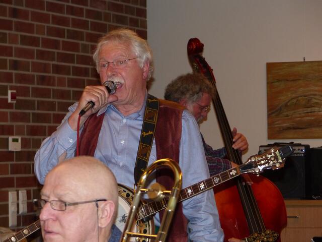 Nicht nur als guter Banjospieler, sondern auch als Sänger glänzt Dr. Norbert Schmidt. (Fritz Resech vorne, Dieter Hildebrand hinten)
