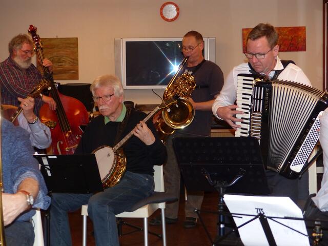Die Rhythmusgruuppe der Dixiefriends konzentriert beim Spielen (Dieter Hildebrand, Bernd Rauch, Andreas Voigt, Bernd Zacharias v.l.n.r.)