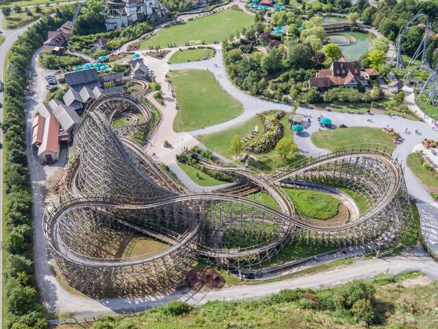 Selten hat man diesen Blick, bei der Serie Guck a mol schon: Die Achterbahn in Tripsdrill von oben. Foto: Manuel Maier