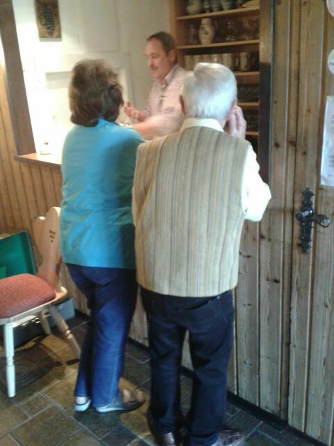 Die Organisatoren, Ursula und Helmut Heß, mit Thomas Allinger am Tresen.