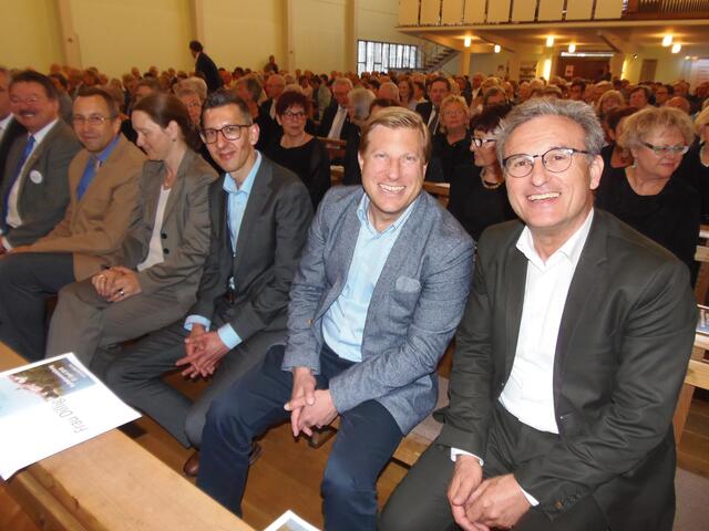 Im Bild: Werner Wally (GR/CDU, 1.v.l.), Marcus Friedrich (4. v.l.), Nico Weinmann (MdL/FDP), BM Volk (Offenau)