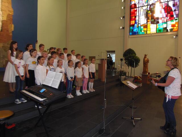 Die temperamentvoll vorgetragenen Lieder der Singklasse der Grundschule Jagstfeld (Ltg. Annegret Baum) berührte die Herzen der Besucher.