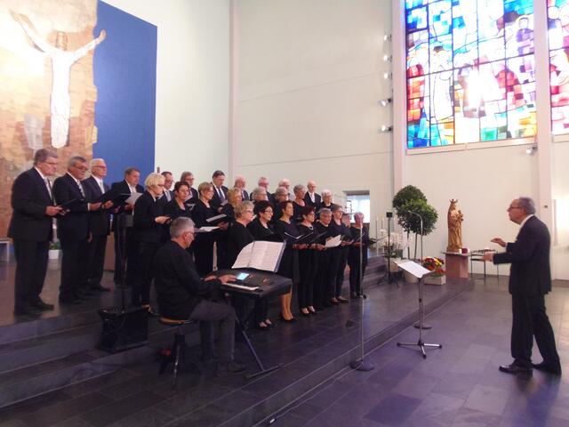 Die kraftvoll vorgetragenen Lieder des Kath. Kirchenchores (Ltg. Bruno Ahrens) waren ein Genuss.