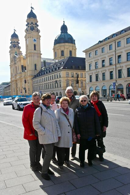 Warten auf den Museumsbus am Odeonsplatz.