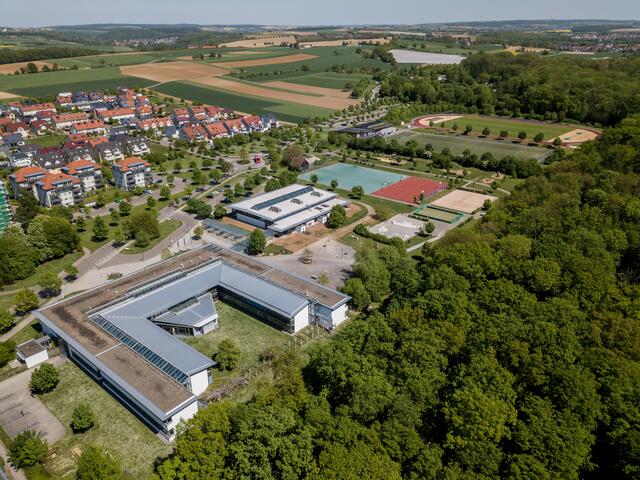 Wer hat es erkannt? Auf der Guck-a-mol-Seite vom 2. Mai war das Friedrich-von-Alberti-Gymnasium in Bad Friedrichshall zu sehen. Foto: Manuel Maier