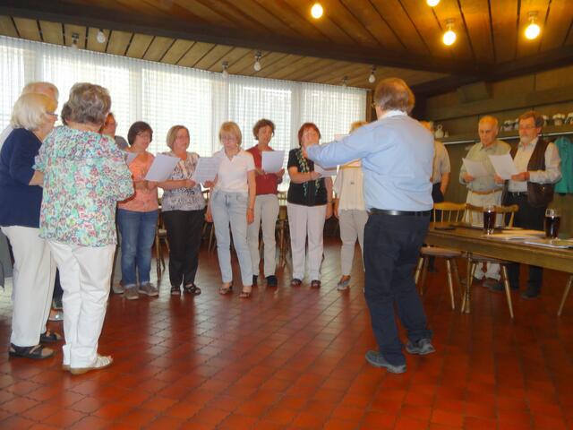 Der gemischte Chor singt zur Begrüßung  "Frühlingsahnung"