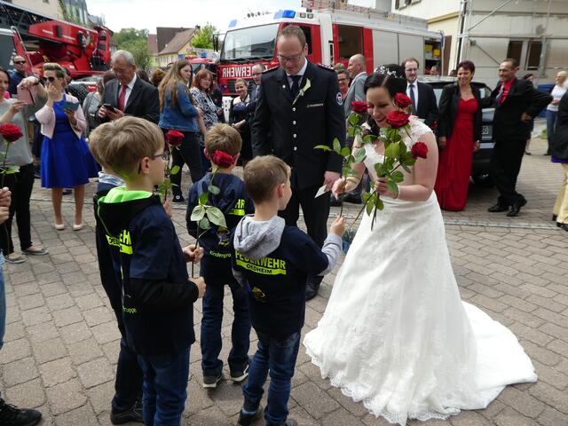 Auch die Kleinsten der Oedheimer Feuerwehr, die Mitglieder der Kindergruppe, ließen es sich nicht nehmen, Katharina und Sven Kübler zu gratulieren.