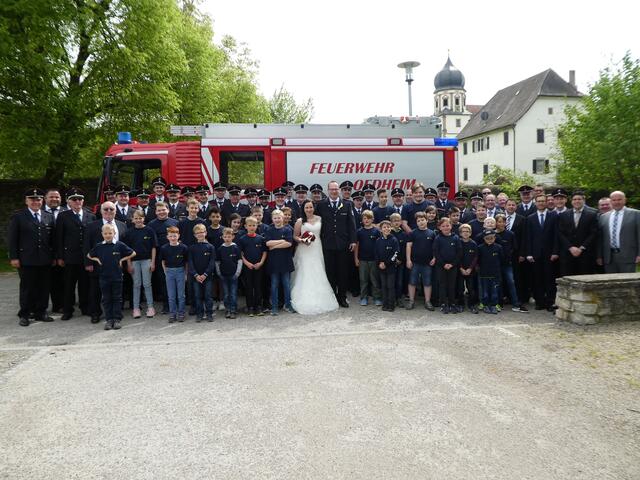 Das Ehepaar Sven und Katharina Kübler im Kreise der Oedheimer Feuerwehrkameraden und -Kameradinnen Foto: Heinz Schmierer
