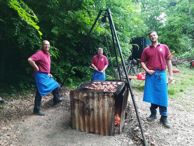 Bei der Zubereitung der Steaks (von links): Uwe Mayer, Jürgen Böhrer und Dominik Bier