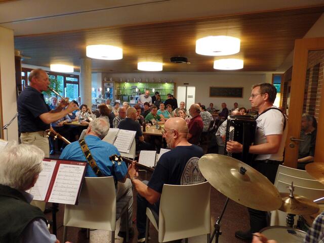 Das Publikum im Mehrgenerationenhaus hört gespannt auf die Jazzsolisten Detlev Tietz (Klarinette) und Bernd Zacharias (Akkordeon).