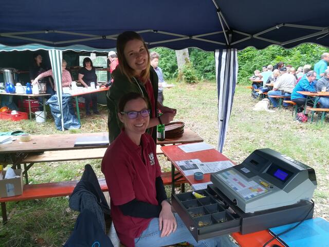 An der Kasse: Anika Kinbacher (hinten) und Bettina Knobloch
