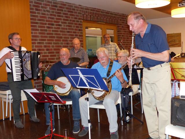 Bernd Zacharias, Abu Schäfer, Dr. Norbert Schmidt und Detlev Tietz (v.l.n.r.) spielen den "Wild Cat Blues" mit den Friends of Dixieland
