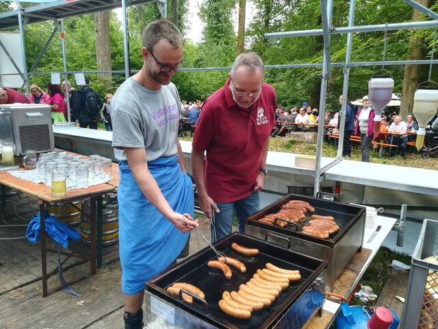 Fabian Mauch (links) und Heiko Walter beim Grillen der Waldwurst