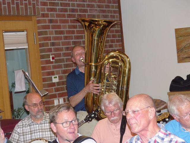 Detlev Tietz an der großen Tuba. Im VordergrundErnst Knorpp, Bernd Zacharias, Bernd Rauch, Klaus Woitascheck und Dr. Norbert Schmidt (v.l.n.r.)