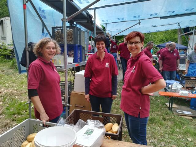 Renate Lock (links), Kerstin Bier und Petra Wenninger an der Essensausgabe