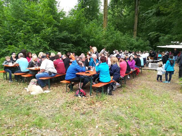 Viele Gäste haben den Weg zum Waldfest gefunden