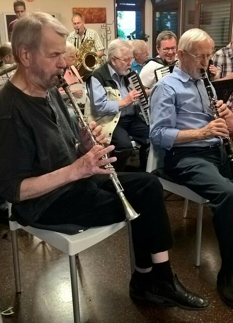 Eberhard Kraut und Helmut Hamberger (v.l.n.r.) an den Klarinetten begleitet von den "Friends of Dixieland"