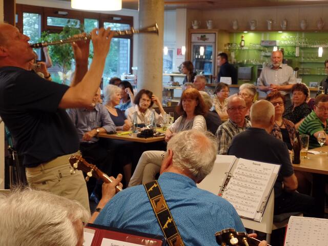 Detlev Tietz an der seltenen Metallklarinette jazzt für das Publikum im Mehrgenerationenhaus.