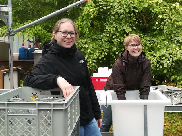 Auch Spülen kann Spaß machen - Christina (links) und Sarah Göttler
