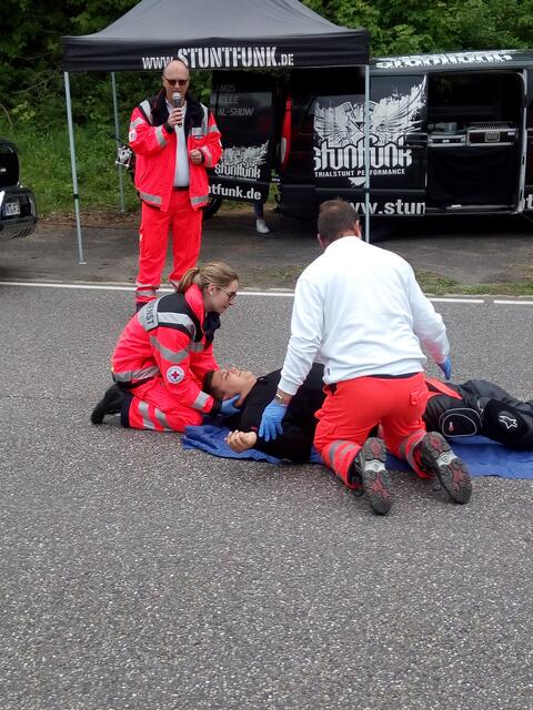 Vorführung des DRK: Die Helmabnahme