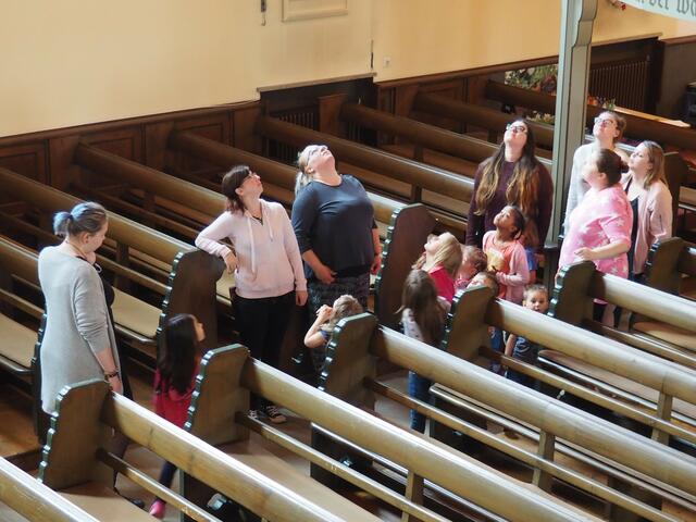 Auch an der Decke der Kirche gibt es viel zu entdecken