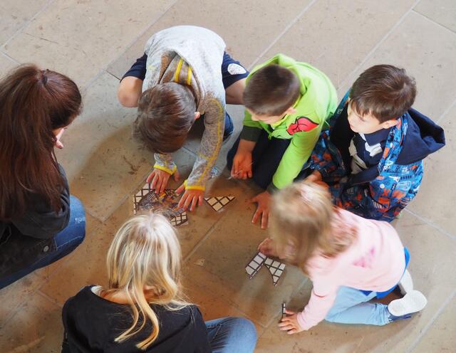 Das Glasfenster wird als Puzzle gelegt.