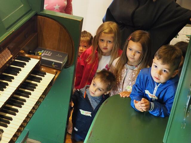 Die Orgel wird genau betrachtet