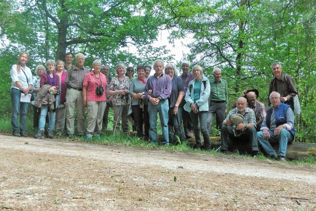 Die 21 Teilnehmer der Orchideen-Exkursion vor dem zweiten Gebiet im NSG Lindenberg bei Werbach